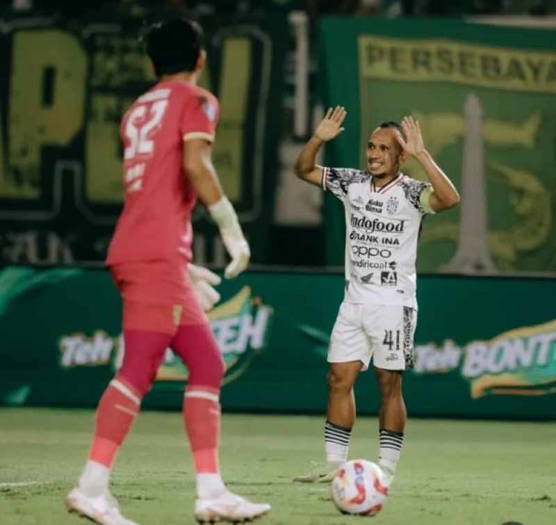GOL PEMBUKA : Irfan Jaya enggan berselebrasi usai membobol gawang mantan klubnya, Persebaya Surabaya, di menit ke-4, dalam laga pemungkas di Tasion Gelora Bung Tomo, Surabaya. (foto:media bali united)