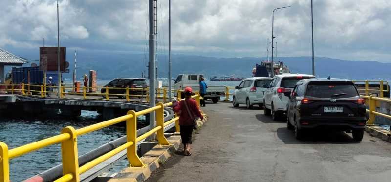 HARUS MENUNGGU CUACA BAIK : Suasana aktivitas penyeberangan pelabuhan Gilimanuk,Jembrana, beberapa waktu lalu.(dok.radar bali)