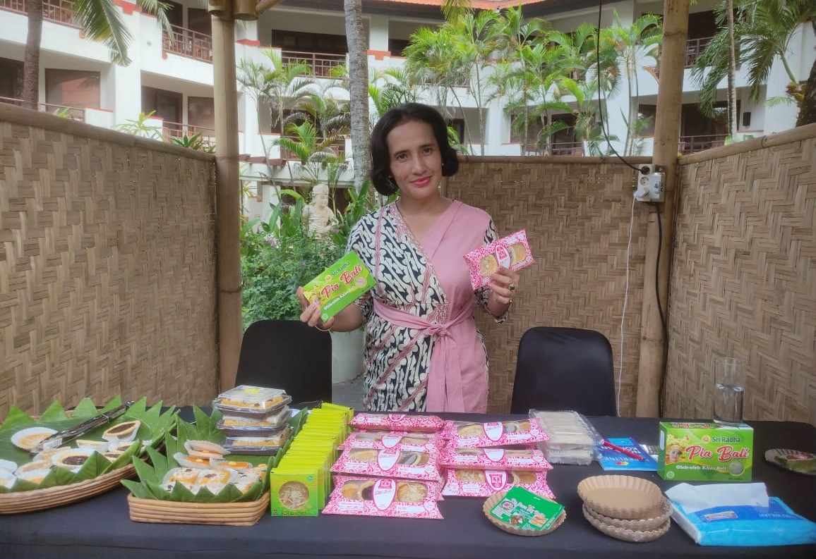 UMKM: Gayatri, 44 menunjukan produk pie susu miliknya di pameran UMKM pada acara The 2025 Asia Grassroots Forum, Nusa Dua, Kuta Selatan, Badung.