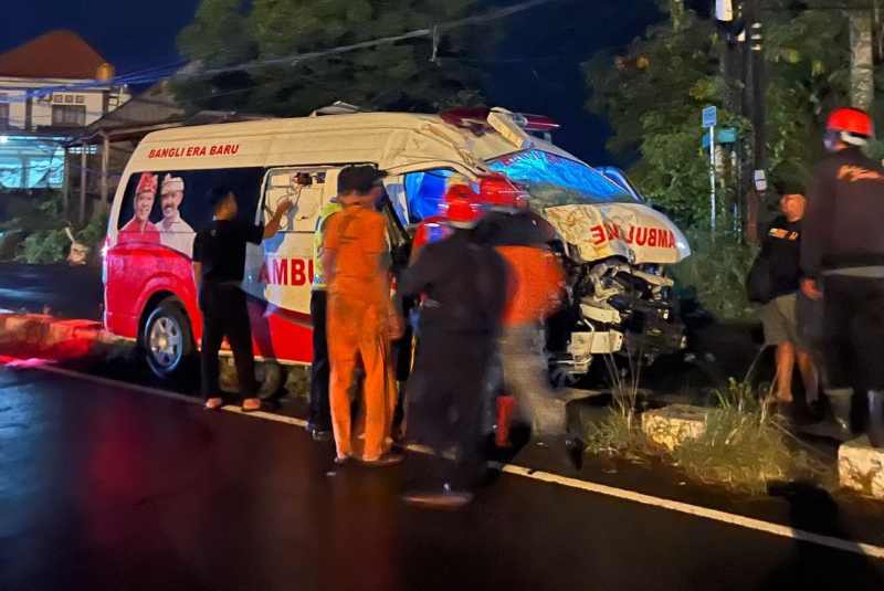 RINGSEK: Ambulans pengangkut pasien dan tenaga medis terlibat kecelakaan lalu lintas di Jalan Bypass IB Mantra, Gianyar. (Foto :BPBD Gianyar)