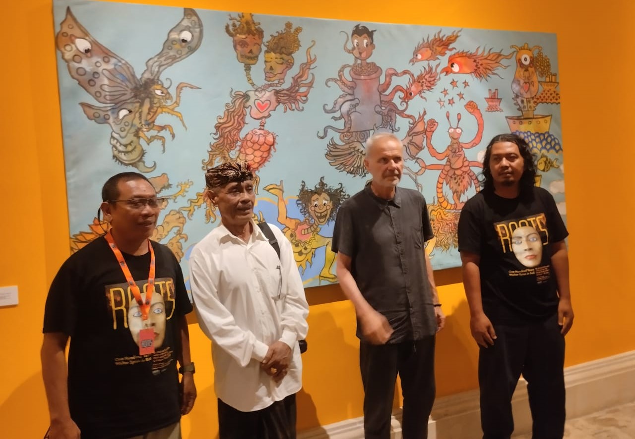 SEABAD: Walter Spies bersama pemilik Museum Arma Ubud Agung Rai (baju adat) saat pembukaan pameran lukis bertema ROOTs, Jumat 23 Mei 2025