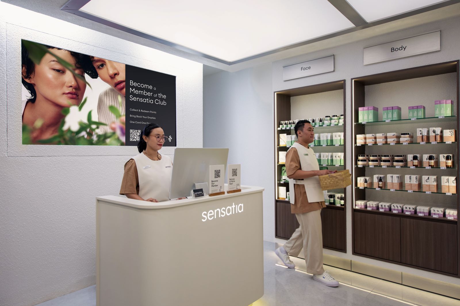 KEPAKKAN SAYAP: Gerai baru Sensatia di Lippomall Nusantara