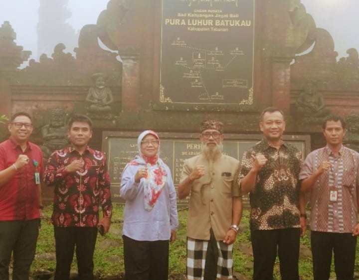 Itjen dinahkodai Pengendali Teknis Nikmatul Atiyah, Ketua Tim Moh. Anshari dan Cecep Ibrohim