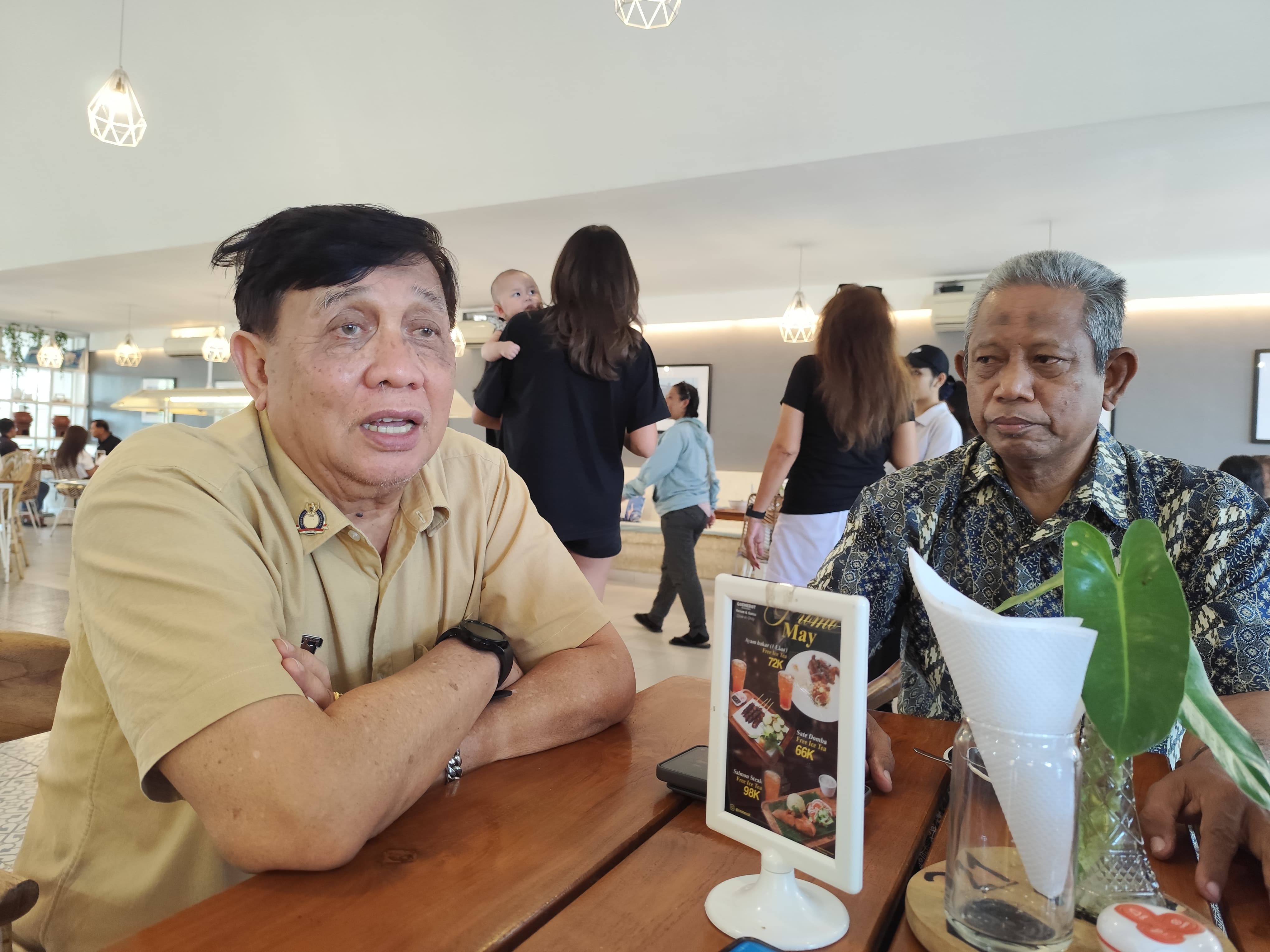 LAPOR: Kuasa hukum ITB STIKOM Bali Prof. Dr. Nurianto (kiri) saat memberi penjelasan kepada awak media terkait blunder dumas Rohani Martha Butarbutar  Denpasar yang melaporkan GAW di Polresta Denpasar
