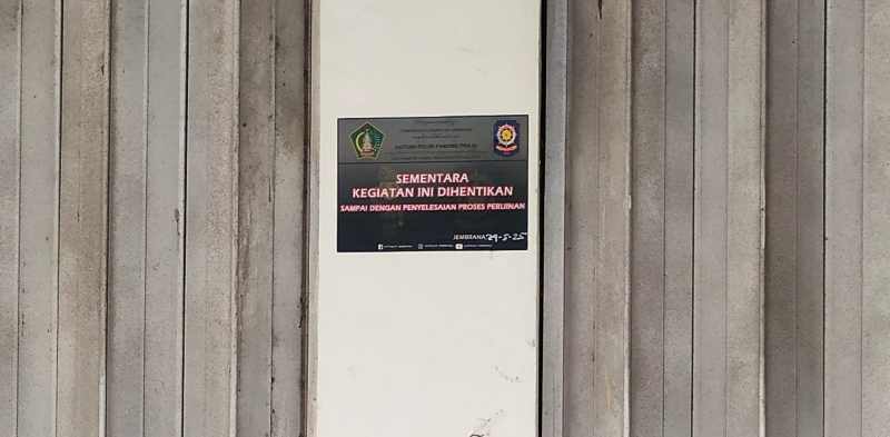 DISEGEL : Toko modern berjaringan yang disegel sementara Satpol PP Jembrana. (M.Basir/Radar Bali)