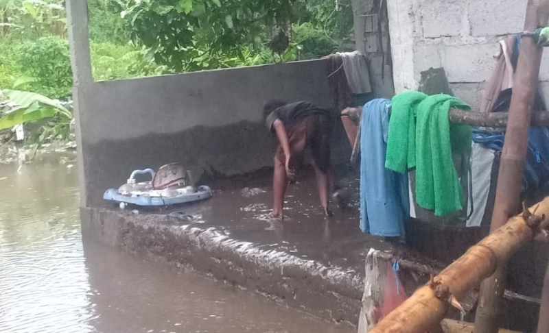 TERENDAM : Kondisi tiga rumah di Desa Bungaya, Kecamatan Bebandem yang terendam banjir akibat tanggul sungai di wilayah tersebut jebol. (foto:Istimewa)