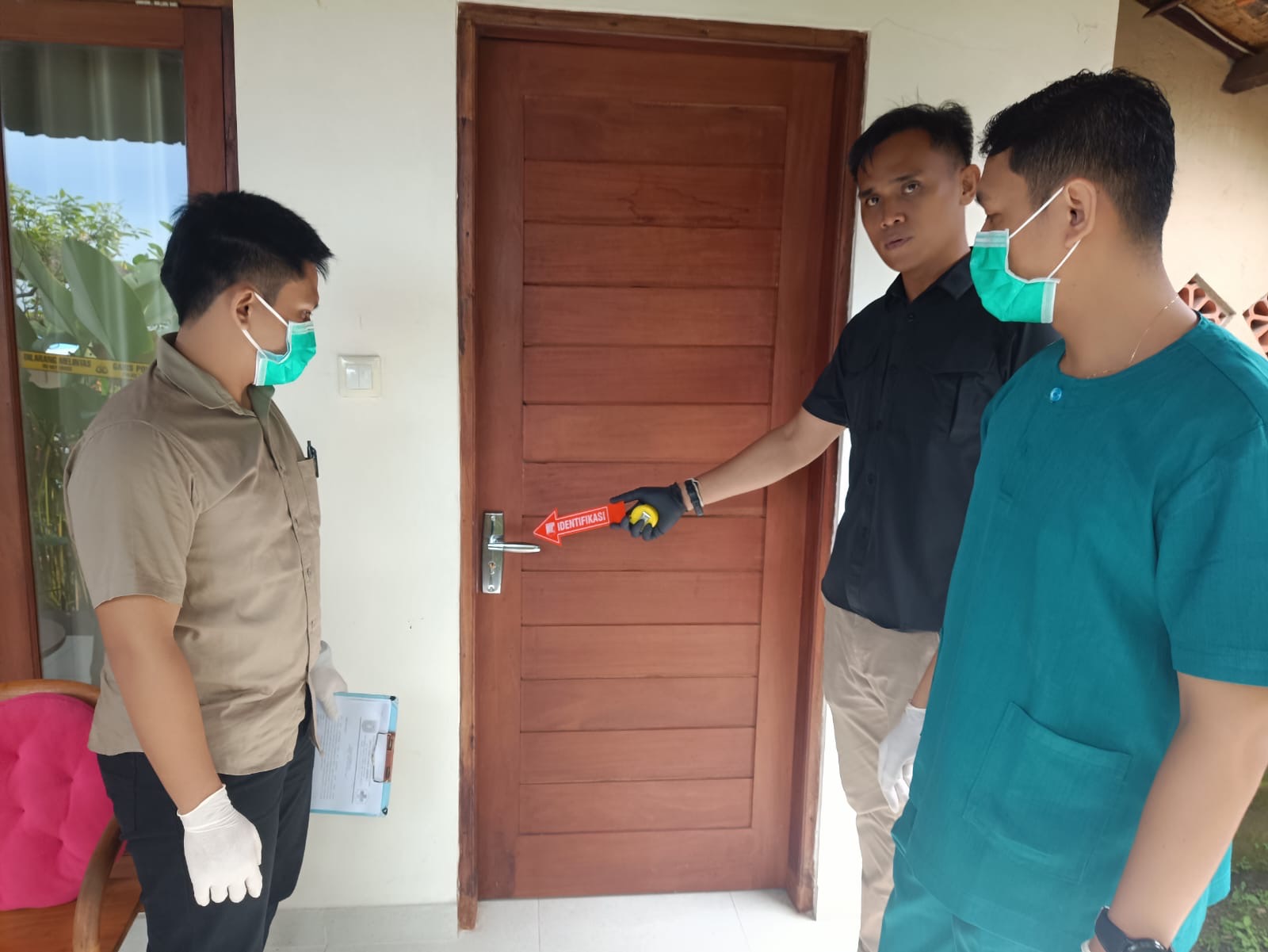 DIREKONSTRUKSI : Polisi melakukan olah TKP di sebuah penginapan, di Desa Ababi, Kecamatan Abang, tempat IMS ditemukan. (Foto polres Karangasem)