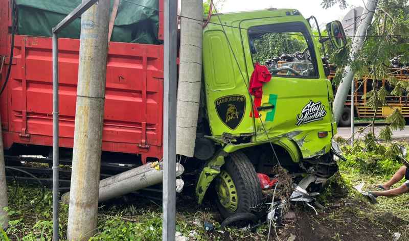 LANGSUNG PENYOK: Kondisi truk tronton bermuatan keramik yang mengalami rem di Jalur Tengkorak Denpasar-Gilimanuk. (Foto Lantas Polres Tabanan untuk Radar Bali)