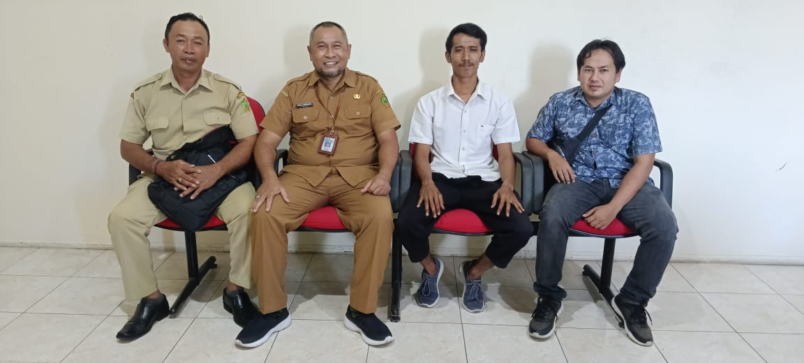 CARI SOLUSI BAWA PULANG: Kabid P3T I Putu Agus Arimbawa (kedua dari kiri) saat menemui keluarga PMI meninggal di Dinas Tenaga Kerja dan Perindustrian Jembrana. (foto: koleksi arimbawa)