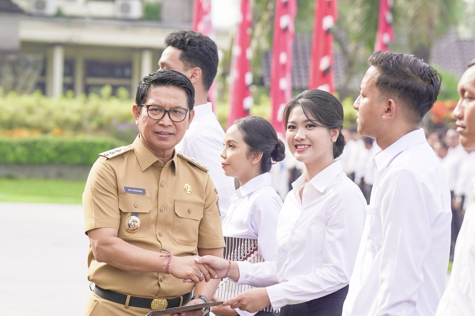 Bupati Badung I Wayan Adi Arnawa mengambil sumpah dan melantik sebanyak 587 orang CPNS dan 4.922 PPPK di lingkungan Pemkab Badung, di Lapangan Mangupraja Mandala, Puspem Badung, Senin (26/5/2025).