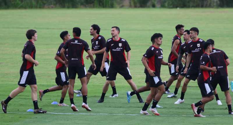 BERSIAP HADAPI TIONGKOK: Para punggawa Timnas Garuda mulai Latihan di Training Center Bali United, di Pantai Purnama, Gianyar. (miftahuddin/radar bali)