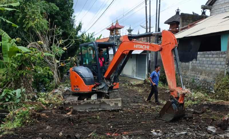 RUSAK KARENA BANJIR : Akses jalan Kastala yang rusak akibat diterjang banjir pada Minggu (25/5/2025). (istimewa)
