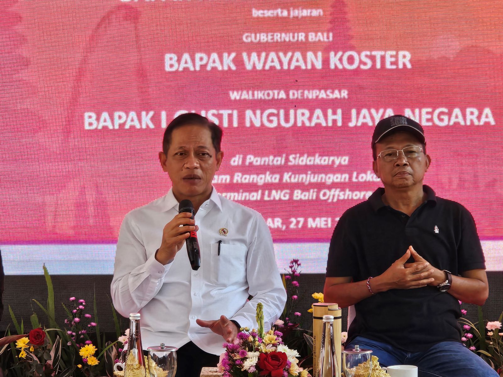 PRO KONTRA: Menteri Lingkungan Hidup Republik Indonesia Hanif Faisol Nurofiq  bersama Gubernur Bali Wayan Koster saat kunjungan ke Serangan dan Pantai Sidakarya bertemu masyarakat Selasa (27/5/)