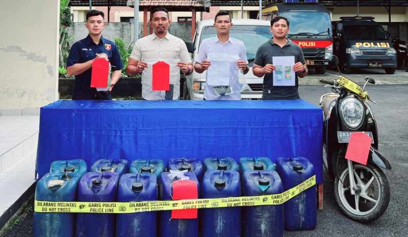 DITANGKAP DAN DISITA: Jajaran Satreskrim Polres Bangli menyita sejumlah barang bukti dari penyalahgunaan BBM subsidi di Kintamani.(Foto:Polres Bangli)