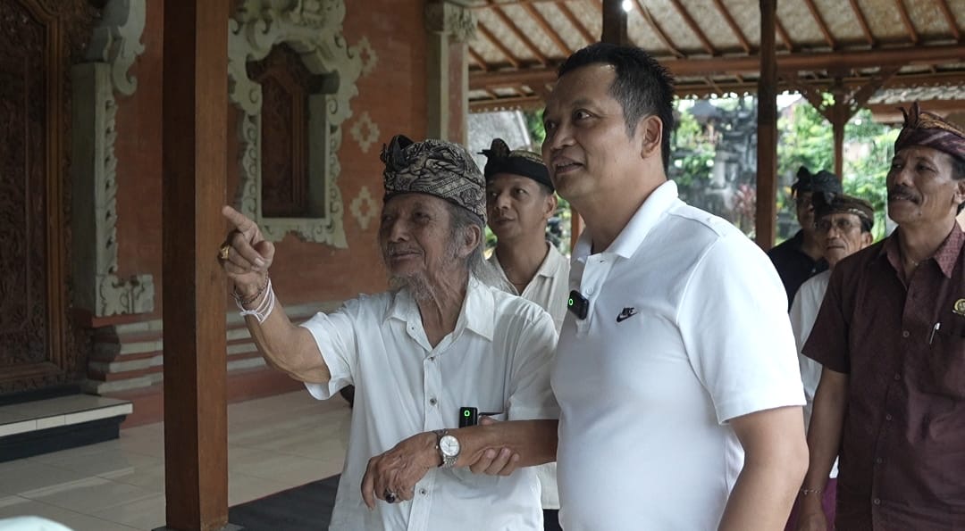 Bupati Jembrana I Made Kembang Hartawan (Kanan), saat bersama Mantan Bupati Jembrana Ida Bagus Indugosa (Bupati periode 1990-2000).