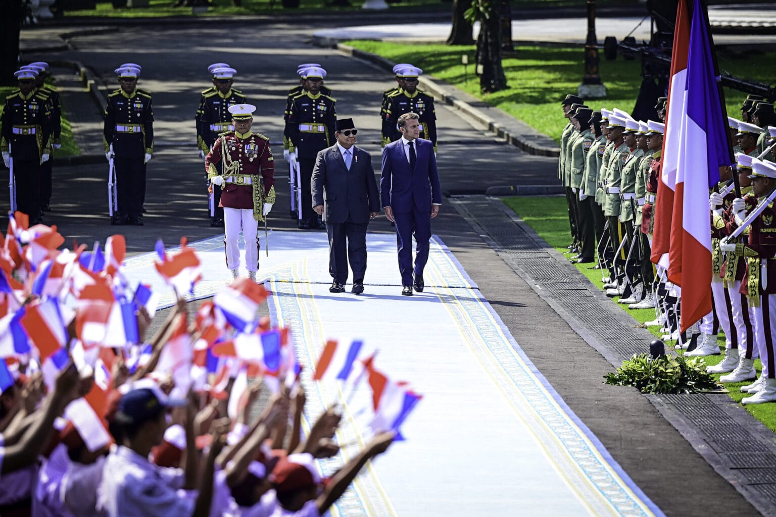 Presiden Prabowo Subianto menyambut Presiden Republik Prancis Emmanuel Macron dalam pertemuan bilateral di Istana Merdeka, Jakarta Rabu (28/052025) (Foto: BPMI Setpres)