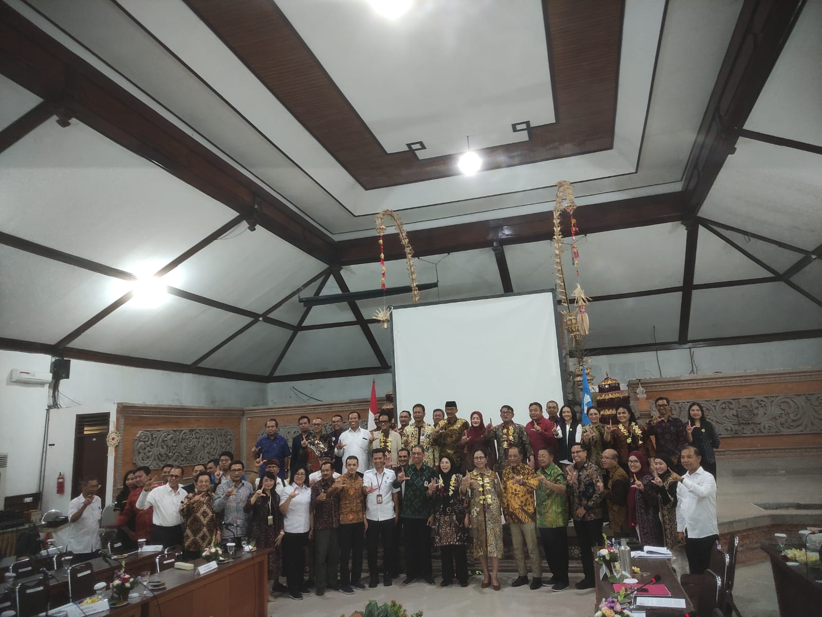 FOTO BERSAMA: Tim Komisi X DPR RI dengan LLDikti Wilayah III serta para pimpinan perguruan tinggi di LLDikti Wilayah VIII, Denpasar (28/5/2025). (Marsellus Pampur/Radar Bali)