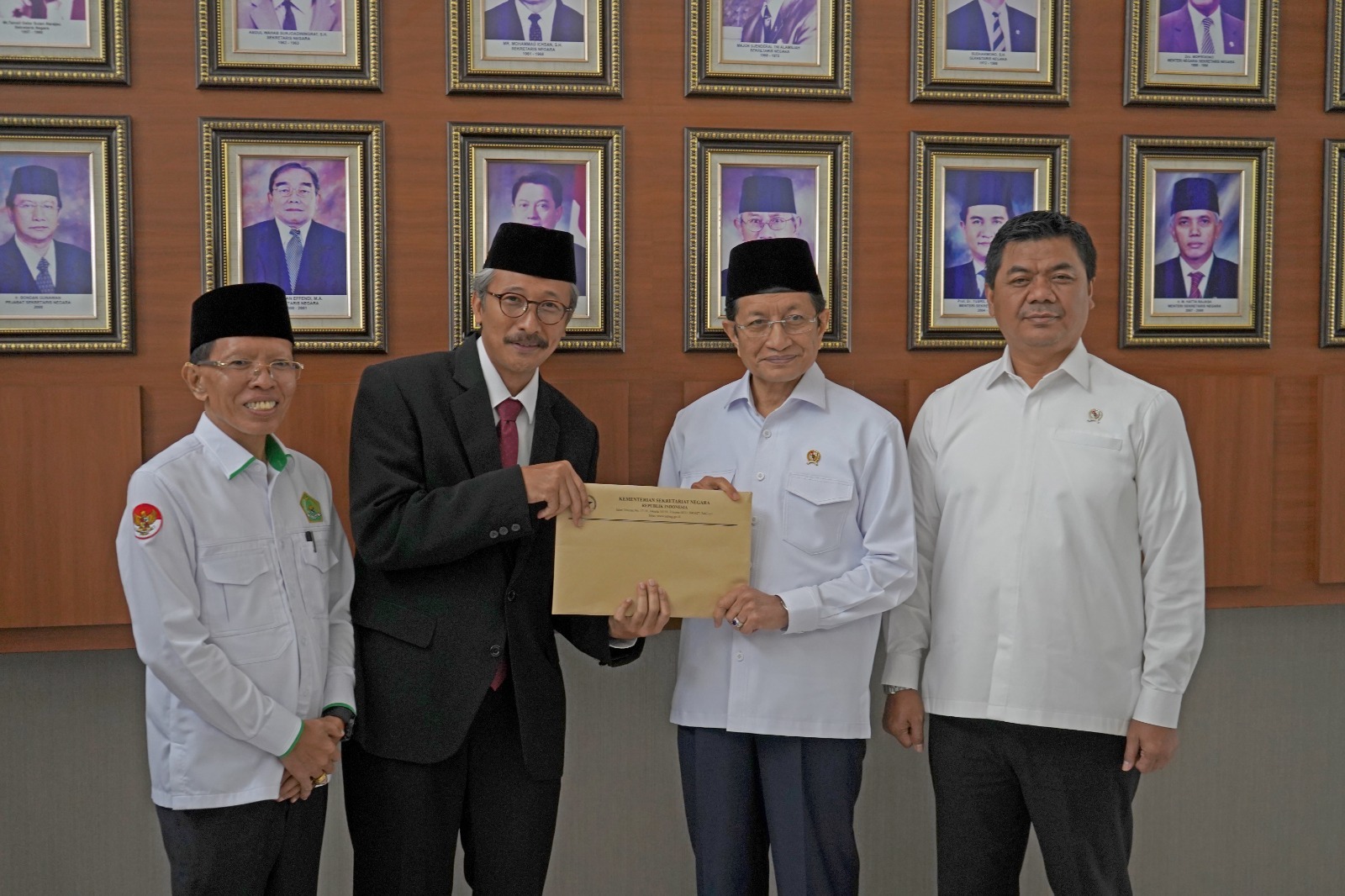 Wamen Sekneg Negara Juri Ardiantoro serahkan salinan Perpres IAHN Mpu Kuturan kepada Menag Nasaruddin Umar (dua dari kanan) di Gedung Sekretariat Negara, Senin (26/5).