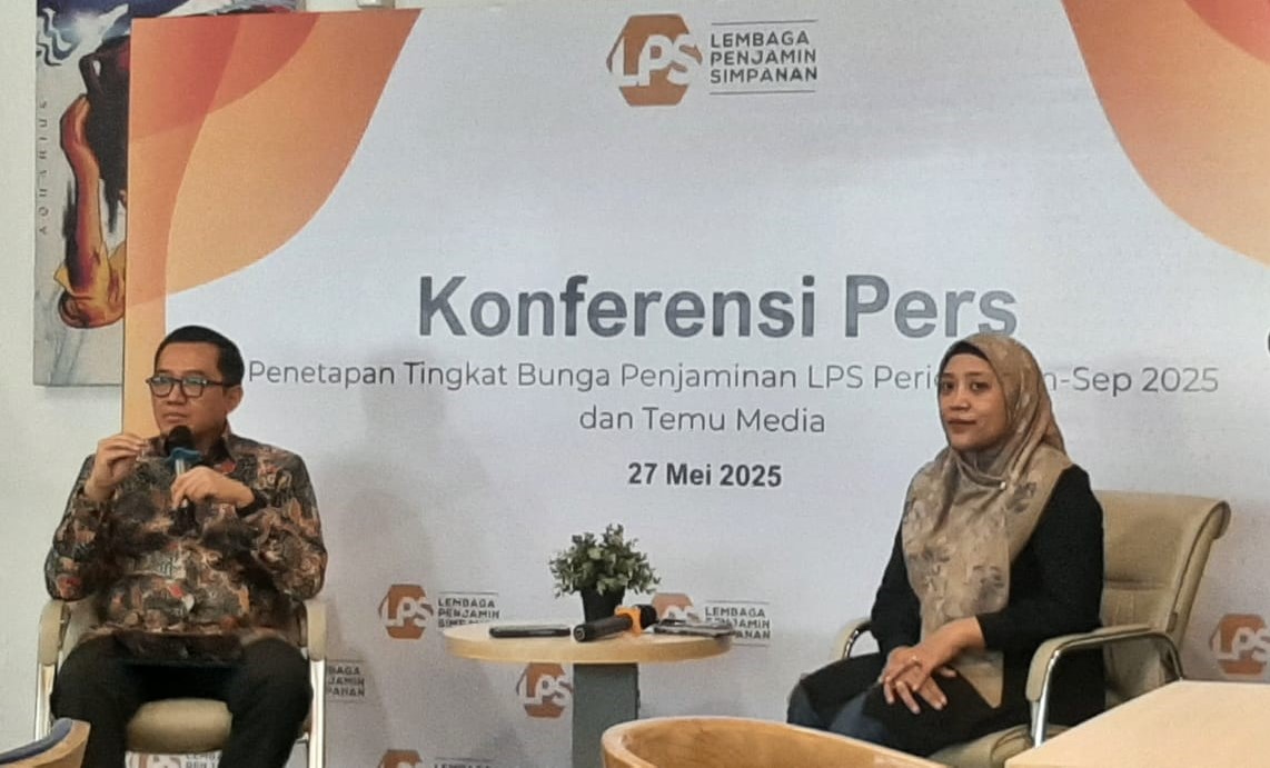 BEBER FAKTA: Kepala Kantor Perwakilan LPS II Bambang Samsul Hidayat (kiri) dan Fitri Rosi Septiana Kepala Divisi Edukasi, Hubungan Masyarakat, dan Hubungan Lembaga LPS