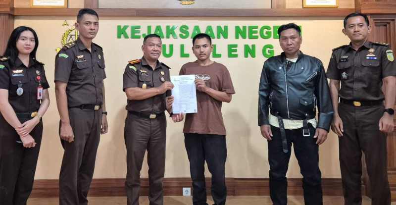DIBEBASKAN: Penyerahan surat ketetapan penyelesaian perkara berdasarkan RJ dari Kejari Buleleng ke tersangka Kadek Bayu Samudra. Melalui RJ, tersangka pencurian babi bisa bebas.(Foto: Kejari Buleleng)