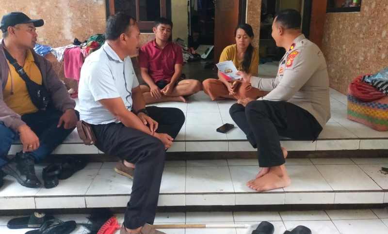 POLISI MINTA KETERANGAN : Korban hipnotis dimintai keterangan polisi usai kejadian hiopnotis. (Foto: Polsek Klungkung)