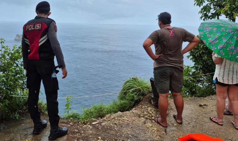 NAHAS DI NUSA PENIDA: Korban saat dalam pencarian petugas bersama warga. (Foto: Humas Polres Klungkung)