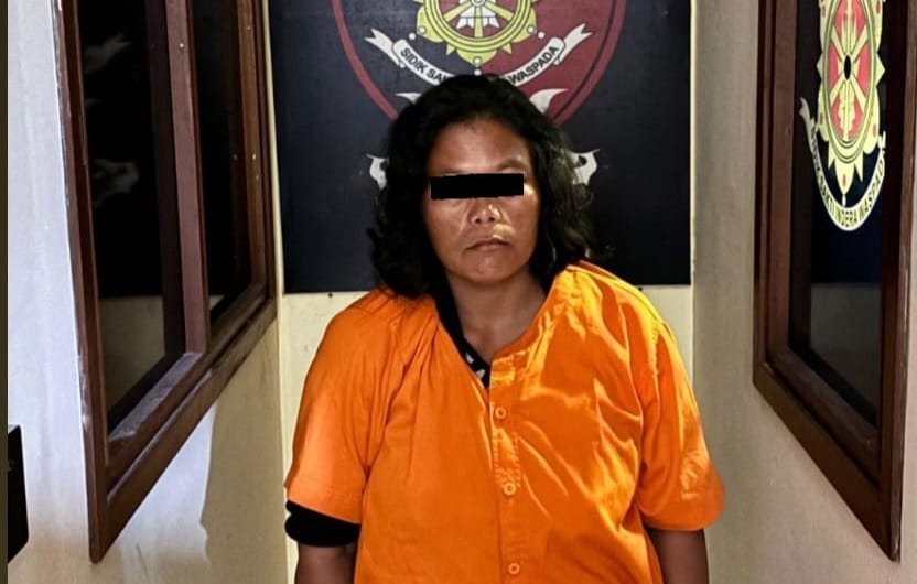 DIAMANKAN: Wanita inisial NT, 30, kenakan pakaian tahanan Polsek Kuta Selatan