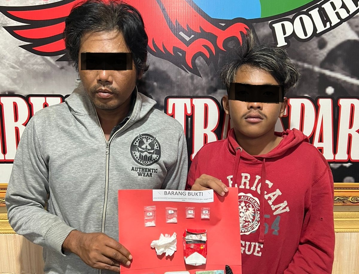 SATU MASIH REMAJA : Dua pelaku narkoba ditahan polisi setelah tertangkap di Ubud.(Foto:Polres Gianyar)