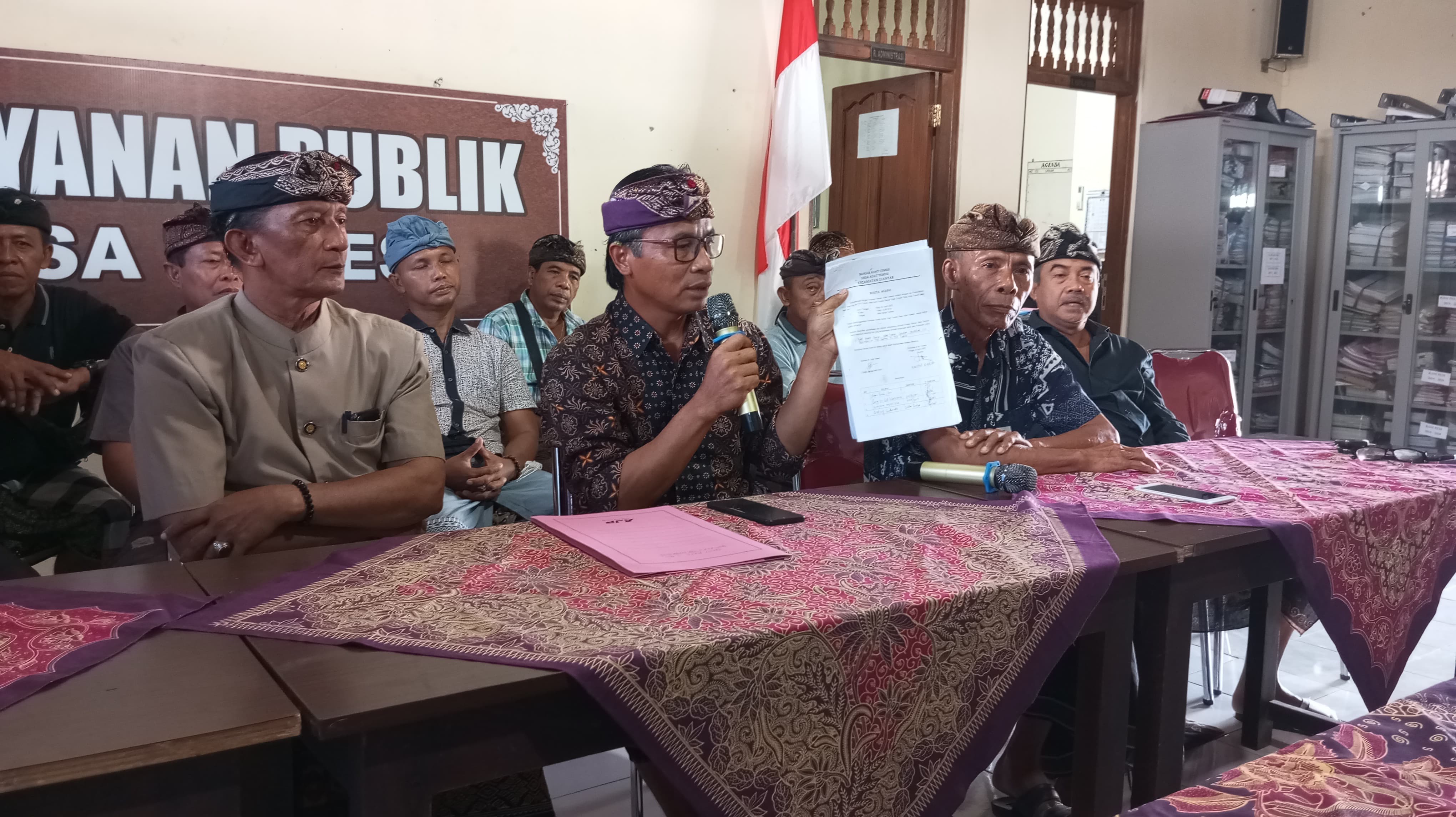 BERSIKAP: Perbekel Temesi Ketut Branayoga (memegang pernyataan warga) didampingi Bendesa Adat Gusti Mastra, Ketua BPD Ketut Purnajiwa dan Penasihat Desa Made Suteja.