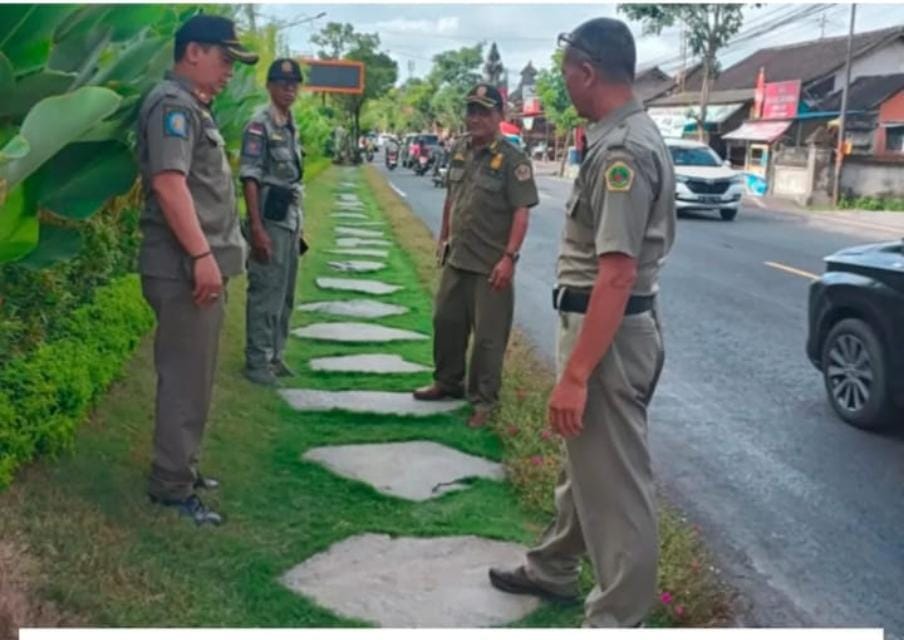 PENERTIBAN: taman  yang dibangun di atas trotoar di Banjar Tegehe, Desa Batubulan, Kecamatan Sukawati, Gianyar ditertibkan.