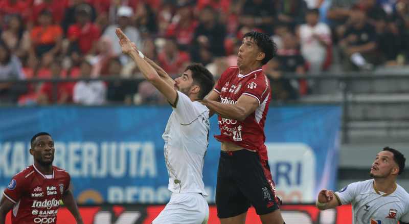 MEMUJI SETINGGI LANGIT : Elias Dolah memuji setinggi langit Bali United. (miftahuddin/radar bali)