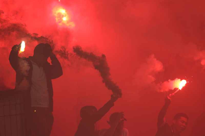 MENYALAKAN FLARE : Pertandingan yang digelar pada 17 Mei 2025 di Stadion Kapten I Wayan Dipta, Bali United vs Madura United. (foto: miftahuddin/radar bali)