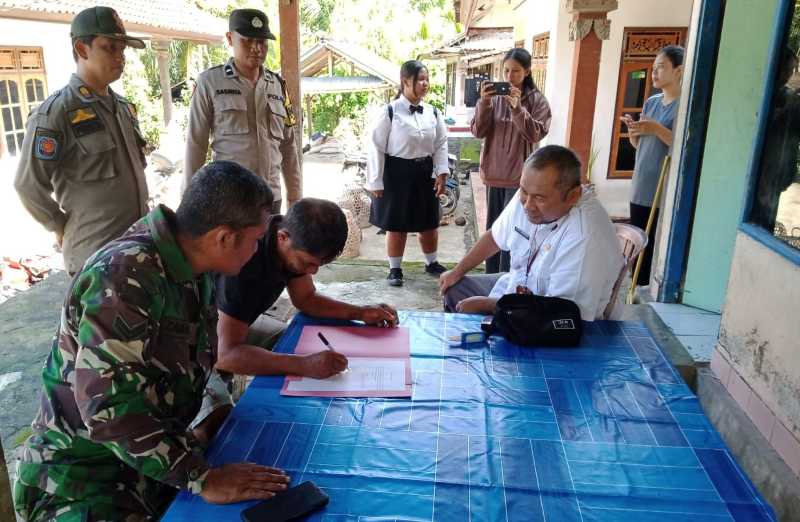 DATANGI RUMAH DUKA : Kabid  P3T Dinas Tenaga Kerja dan Perindustrian Jembrana I Putu Agus Arimbawa saat mengunjungi rumah duka PMI yang meninggal di Kazakhstan.(foto:istimewa)