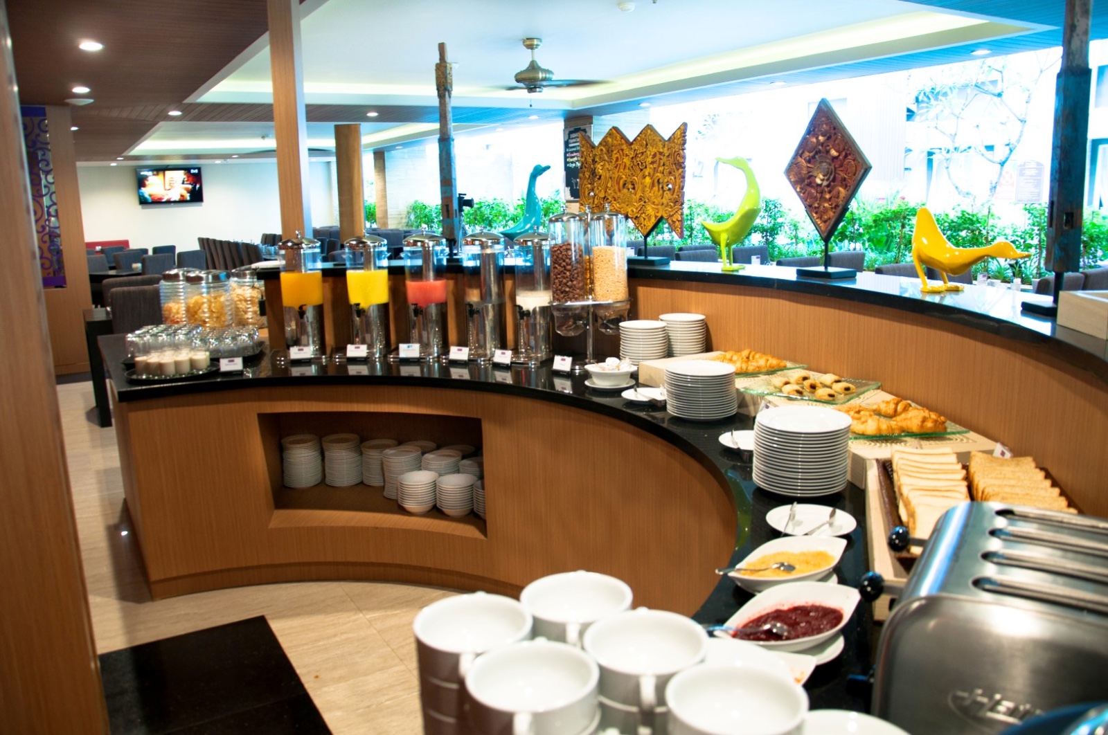Quest San Hotel Denpasar hadirkan Swim & Savor Breakfast Package seharga Rp 85.000 per orang, yang berlaku mulai pukul 06.30 hingga 10.30 WITA.