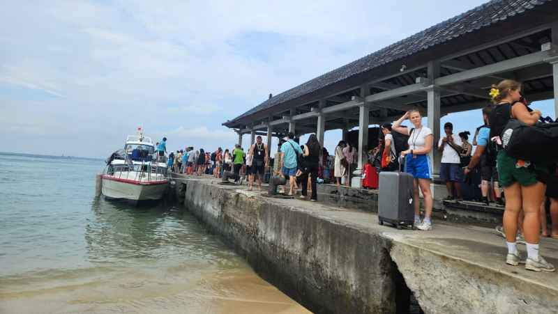 MULAI RAMAI : Suasana pelabuhan rakyat Padangbai, Karangasem,  yang terlihat cukup padat pada Kamis (29/5/2025). (Foto zulfika Rahman/Radar Bali)