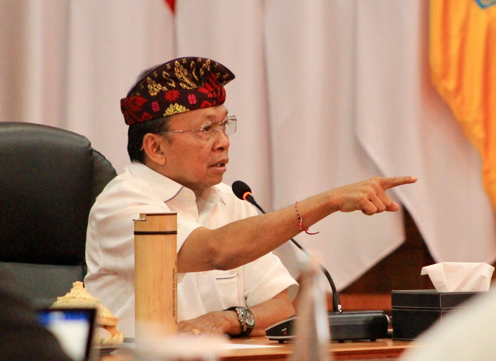 TEGAS: Gubernur Bali Wayan Koster konsisten minta produsen air dalam kemasan )AMDK) stop produksi dibawah seliter.