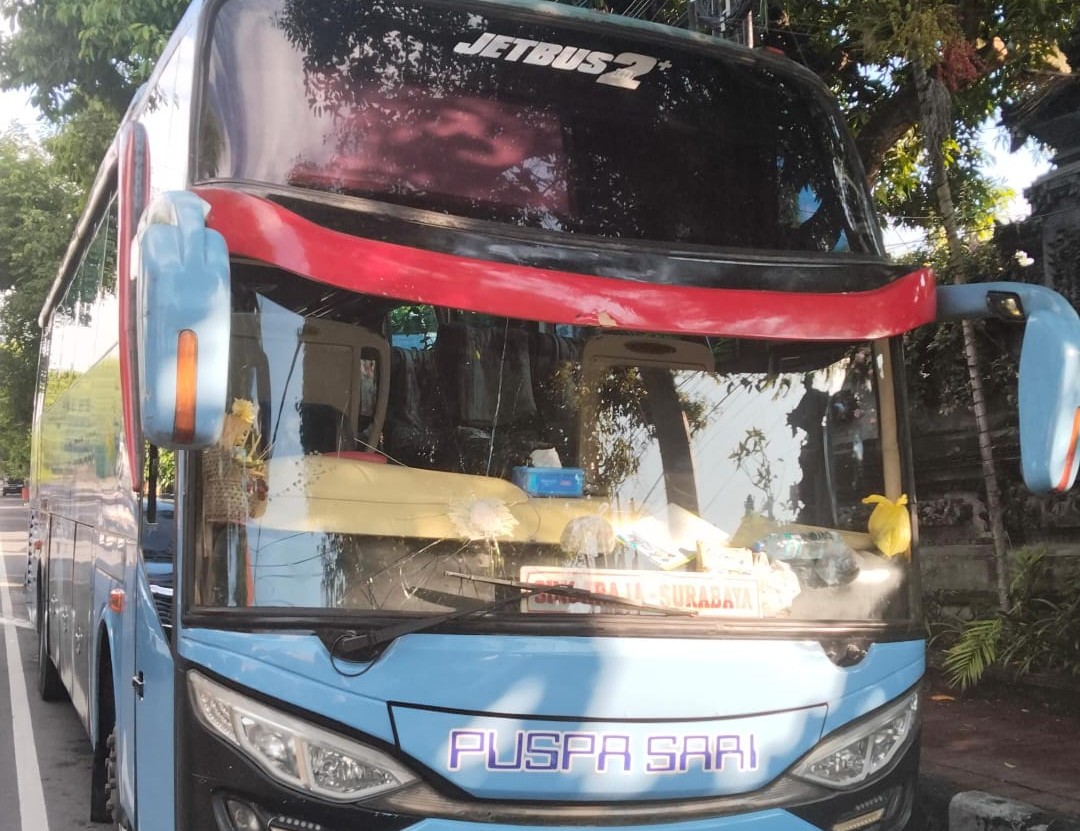 DICARI PELAKUNYA: Kondisi bus pasca dilempar batu oleh OTK di Jalan Raya Singaraja-Gilimanuk. Sopir bus mengalami luka pada mata, akibat terkena pecahan kaca.(Foto: Polres Buleleng untuk Radar Bali)