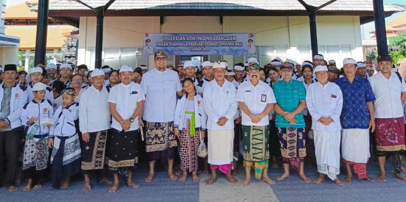 SIAP BERTARUNG : Para atlet porjar kontingen Karangasem saat resmi dilepas . (foto:istimewa)