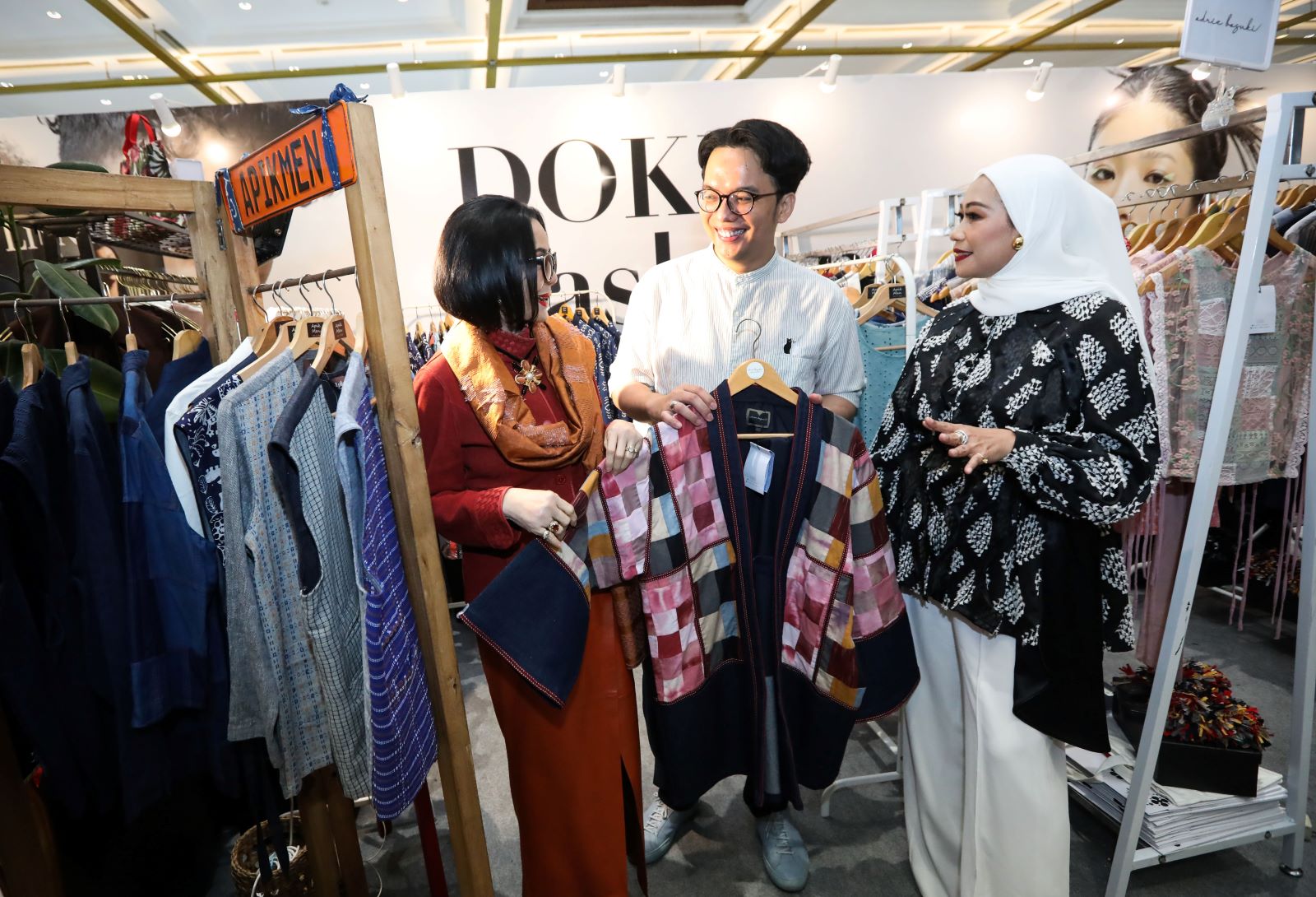 Dari Kiri ke Kanan: President Indonesia Fashion Week & Ketua Umum APPMI, Poppy Dharsono; Designer, Adrie Basuki dan Co-Founder & Chief Marketing Officer DOKU, Himelda Renuat
