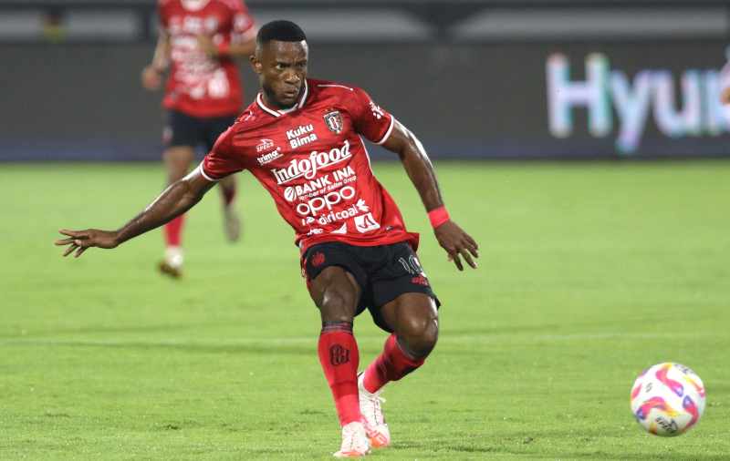 KONTRAK TAK BERLANJUT : Privat Mbarga meninggalkan Bali United setelah 3,5 tahun. (foto:miftahuddin/radar bali)
