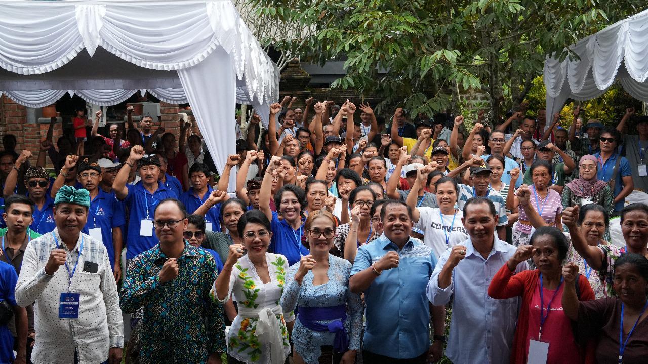 GENCAR: Anggota DPR RI Tutik Kusuma Wardhani bersama masyarakat di Luwus Tabanan saat sosialisasi MBG