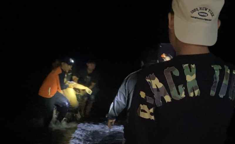 KERAHKAN TIM : Jenazah mendiang Kusuma Nanda saat hendak dievakuasi setelah ditemukan. (Foto: Polres Buleleng untuk Radar Bali)