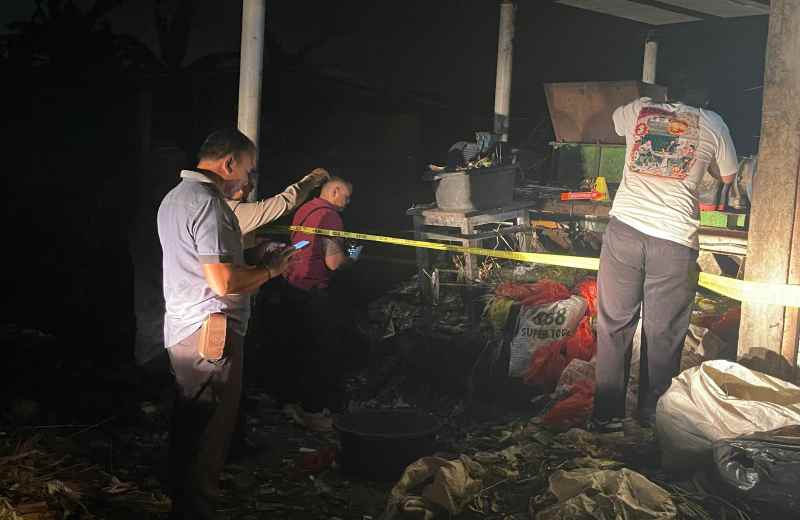 DIPASANG GARIS POLISI : Petugas memasang garis polisi di tempat kejadian. (Foto: Humas Polres Klungkung)