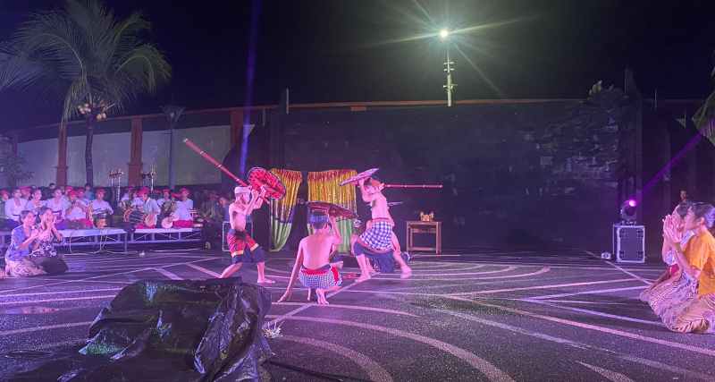 MEMUKAU : Penampilan pelajar SMP Negeri 3 Amlapura, di Karangasem Akhir Pekan (KAP) pada Sabtu malam (31/5/2025). (foto:  zulfika rahman)