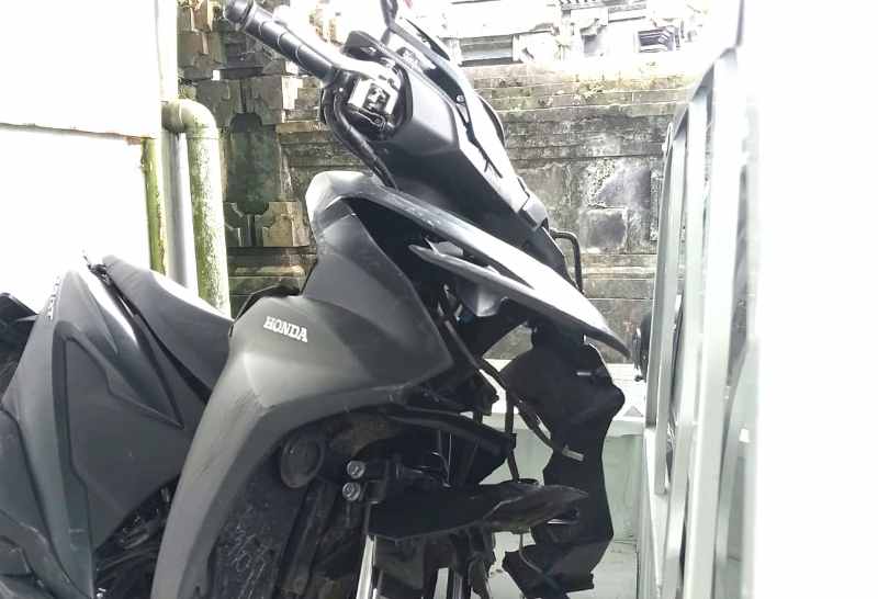 REMUK MOTORNYA : Kondisi sepeda motor Honda Beat milik korban DK 3745 UBT dan polisi yang melakukanolah TKP. (foto:Istimewa)