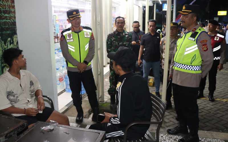 PATROLI KELILING : Kapolres Karangasem AKBP Joseph Edward Purba, saat turun langsung patroli di wilayah kota Amlapura untuk mencegah tindak kejahatan. (Foto: Polres Karangasem)