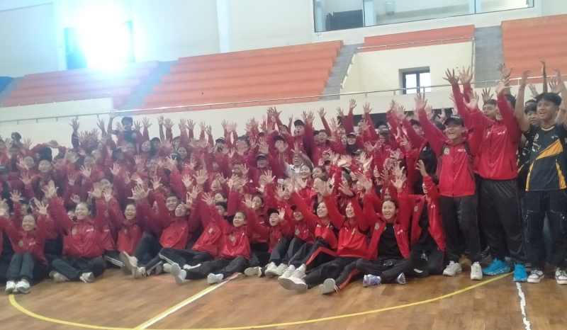 SEMANGAT TINGGI : Sejumlah atlet pelajar SD, SMP dan SMA di Tabanan yang mengikuti acara pelepasan mengikuti kejuaraan pekan olahraga pelajar (Porjar0 di Denpasar.  (juliadi/radar bali)
