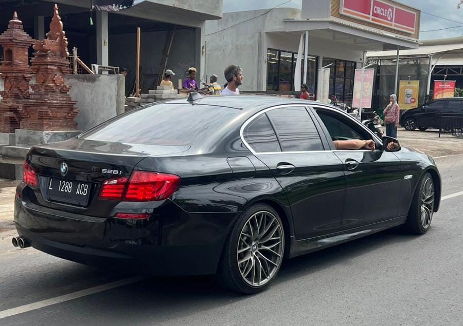 Mobil BMW yang masih dikejar polisi