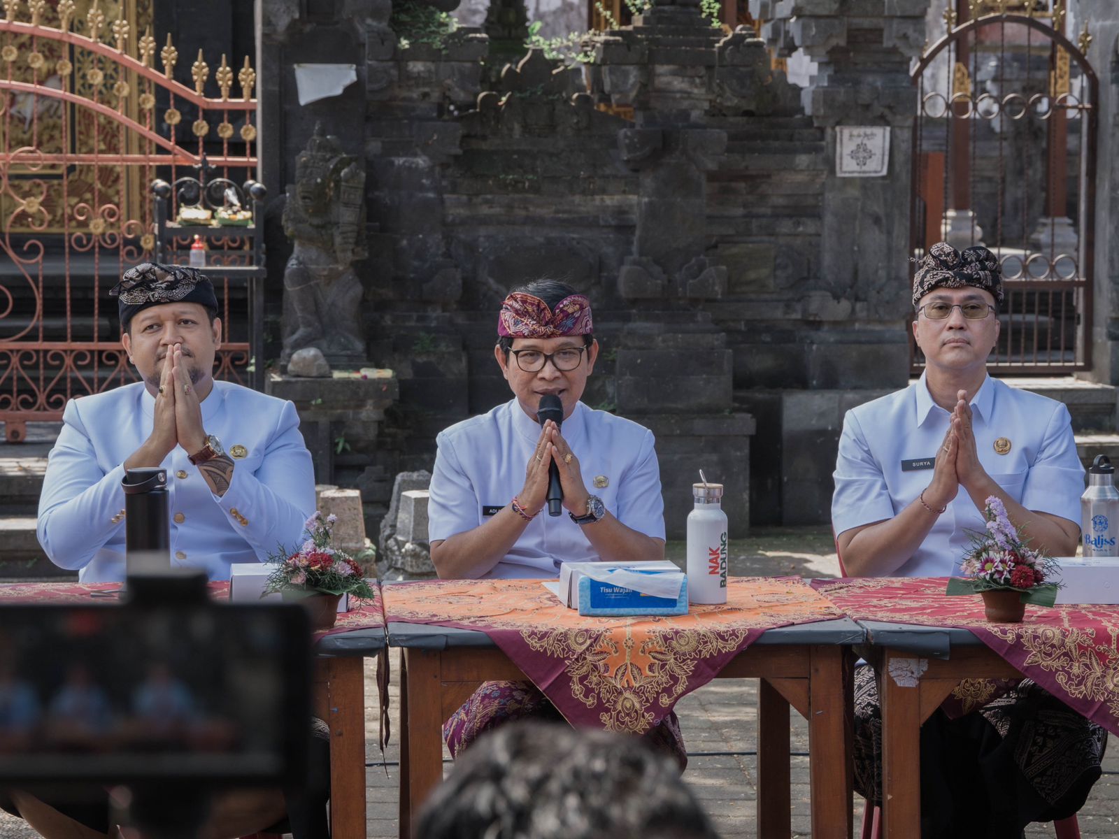 Bupati Wayan Adi Arnawa didampingi Wabup Bagus Alit Sucipta saat jumpa pers 100 hari kepemimpinan Bupati Badung dan Wabup Badung di Banjar Kulibul Kangin, Desa Tibubeneng, Kuta Utara, Senin (2/6/2025)