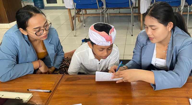 PENANGANAN KHUSUS : Sudah satu bulan pendampingan yang dilakukan oleh FIP Undiksha, untuk mengatasi dugaan disleksis siswa SMP.( Foto: Junior & FIP Undiksha untuk Radar Bali)